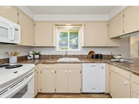 Kitchen - 21414 SE Salmon St, Gresham, OR 97030 photo 3 of 6