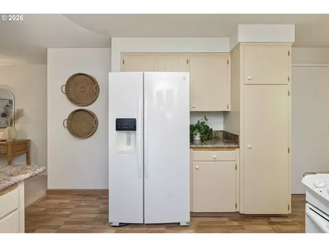 Kitchen - 21414 SE Salmon St, Gresham, OR 97030 photo 5 of 6