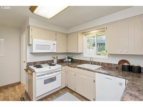 Kitchen - 21414 SE Salmon St, Gresham, OR 97030 photo 2 of 6