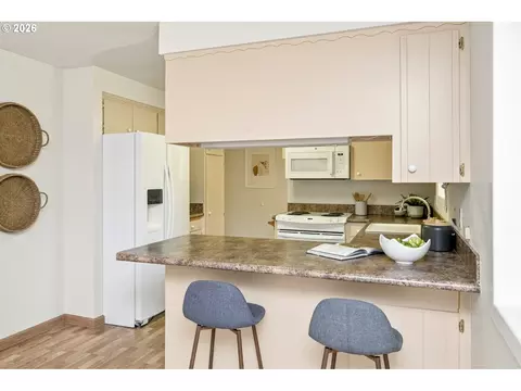 Kitchen - 21414 SE Salmon St, Gresham, OR 97030 photo 6 of 6
