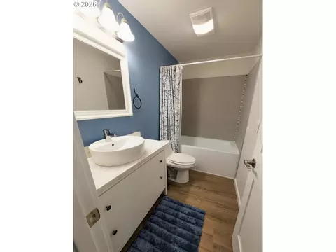 Bath - 645 Startouch Dr, Eugene, OR 97405 photo 4 of 4