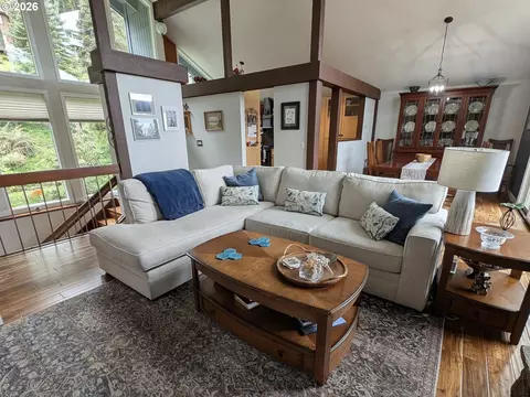 Living - 645 Startouch Dr, Eugene, OR 97405 photo 1 of 5