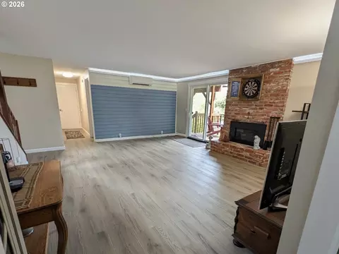 Living - 645 Startouch Dr, Eugene, OR 97405 photo 5 of 5