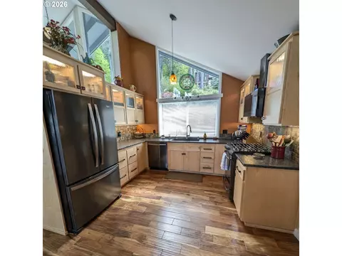 Kitchen - 645 Startouch Dr, Eugene, OR 97405 photo 2 of 2