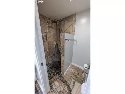 Bath - 645 Startouch Dr, Eugene, OR 97405 photo 2 of 4