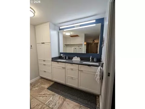 Bath - 645 Startouch Dr, Eugene, OR 97405 photo 1 of 4