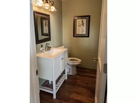 Bath - 645 Startouch Dr, Eugene, OR 97405 photo 3 of 4