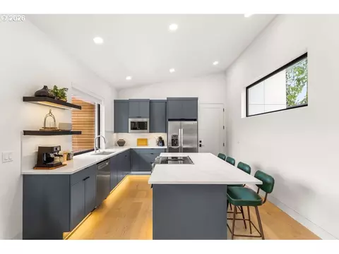 Kitchen - 41640 SE Beaverdam St, Sandy, OR 97055 photo 8 of 9