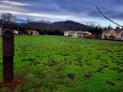 260 Mathews Dr #21, Myrtle Creek, OR 97457