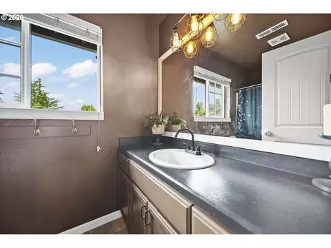 Bath - 4505 SE 33rd Ct, Gresham, OR 97080 photo 4 of 5