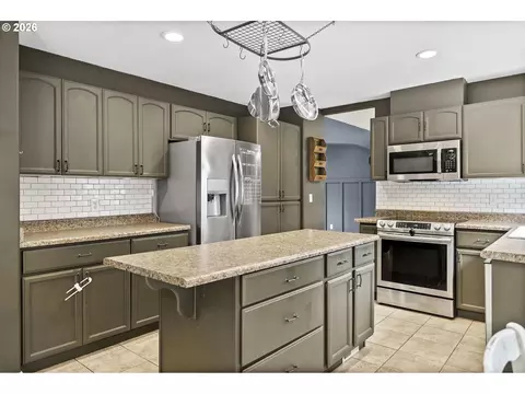 Kitchen - 4505 SE 33rd Ct, Gresham, OR 97080 photo 3 of 6