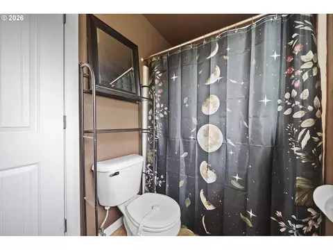 Bath - 4505 SE 33rd Ct, Gresham, OR 97080 photo 5 of 5