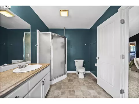 Bath - 4505 SE 33rd Ct, Gresham, OR 97080 photo 3 of 5