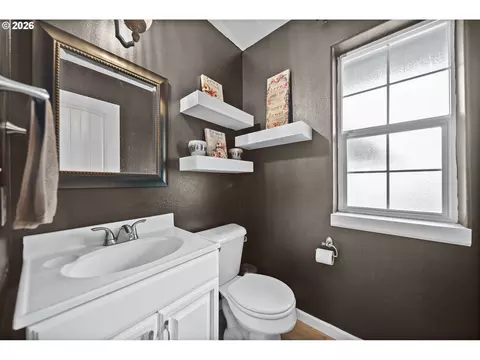 Bath - 4505 SE 33rd Ct, Gresham, OR 97080 photo 1 of 5