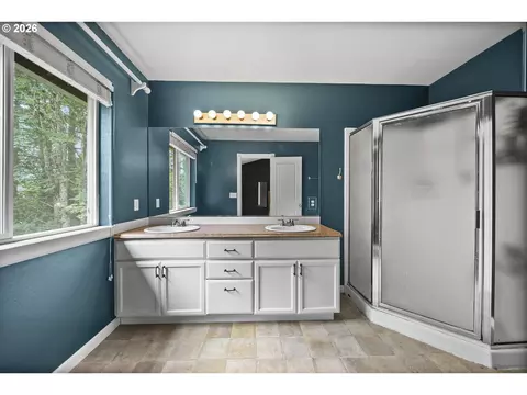 Bath - 4505 SE 33rd Ct, Gresham, OR 97080 photo 2 of 5