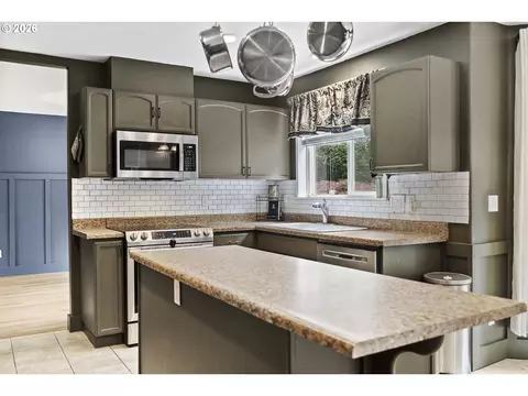 Kitchen - 4505 SE 33rd Ct, Gresham, OR 97080 photo 4 of 6