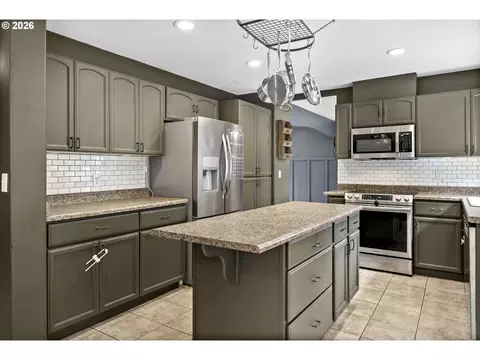 Kitchen - 4505 SE 33rd Ct, Gresham, OR 97080 photo 5 of 6