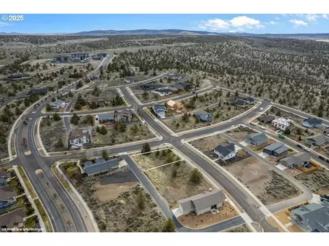 SE Greenleaf Ln, Madras, OR 97741