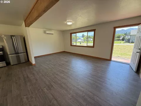 Living - 220 W Birch St, Powers, OR 97466 photo 2 of 4