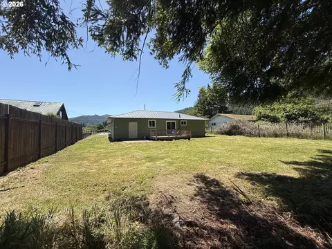 Exterior - 220 W Birch St, Powers, OR 97466 photo 2 of 3