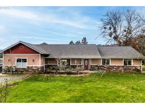 135 Market Ln, Myrtle Creek, OR 97457