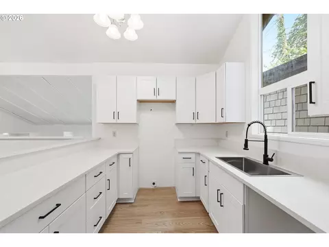 Kitchen - 7048 Glacier Dr, Springfield, OR 97478 photo 2 of 2