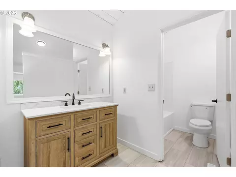 Bath - 7048 Glacier Dr, Springfield, OR 97478 photo 1 of 5