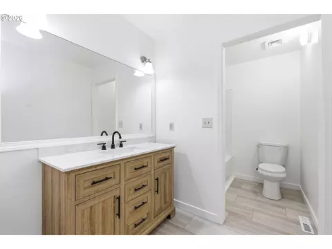 Bath - 7048 Glacier Dr, Springfield, OR 97478 photo 3 of 5