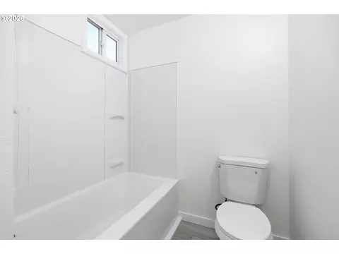 Bath - 7048 Glacier Dr, Springfield, OR 97478 photo 4 of 5