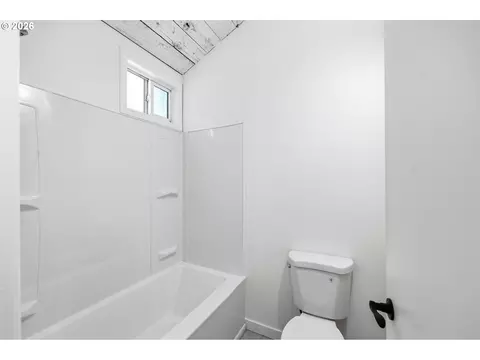 Bath - 7048 Glacier Dr, Springfield, OR 97478 photo 2 of 5