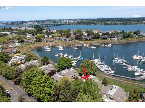 439 N Tomahawk Island Dr, Portland, OR 97217