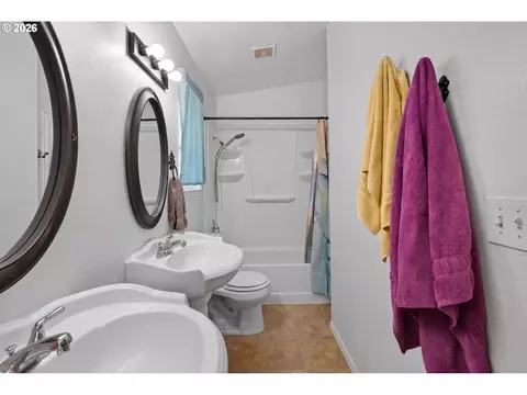 Bath - 459 Lydia St, Yoncalla, OR 97499 photo 2 of 3