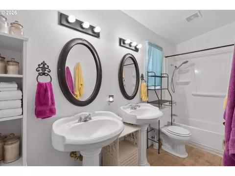 Bath - 459 Lydia St, Yoncalla, OR 97499 photo 1 of 3
