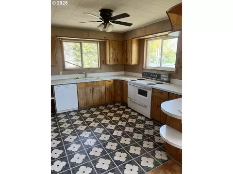 1595 NW 11th St, Hermiston, OR 97838