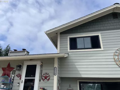 2220 Maine Ct, North Bend, OR 97459
