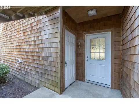425 SE Shell Ave #3, Depoe Bay, OR 97341