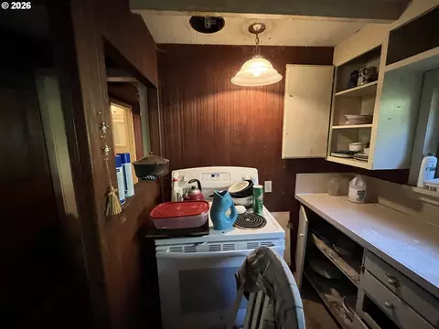 Kitchen - 22315 S Endive Rd, Estacada, OR 97023 photo 2 of 2