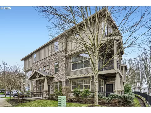 722 NE Adwick Dr, Beaverton, OR 97006