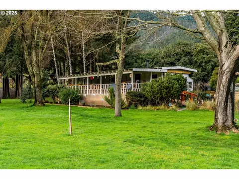 660 Market Ln, Myrtle Creek, OR 97457