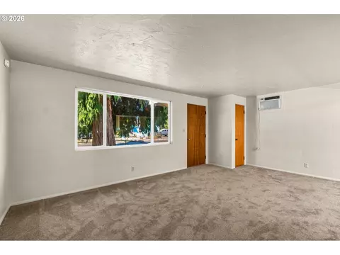 Living - 509 14th St, Springfield, OR 97477 photo 2 of 3