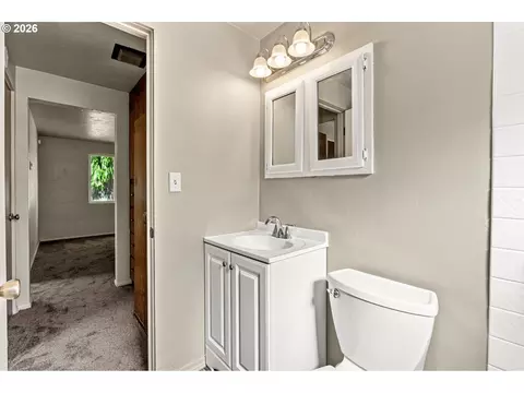 Bath - 509 14th St, Springfield, OR 97477 photo 2 of 2