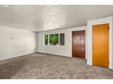 Living - 509 14th St, Springfield, OR 97477 photo 1 of 3