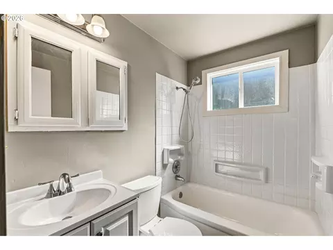 Bath - 509 14th St, Springfield, OR 97477 photo 1 of 2