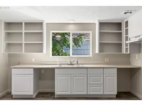 Kitchen - 509 14th St, Springfield, OR 97477 photo 1 of 2