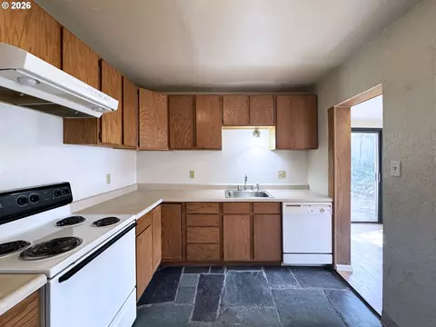 Kitchen - 1180 E 37th Ave, Eugene, OR 97405 photo 5 of 6