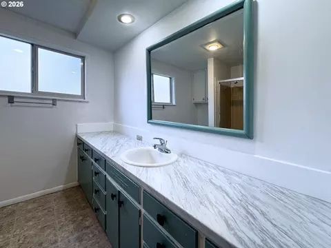 Bath - 1180 E 37th Ave, Eugene, OR 97405 photo 2 of 6