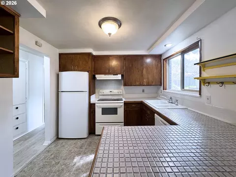 Kitchen - 1180 E 37th Ave, Eugene, OR 97405 photo 1 of 6