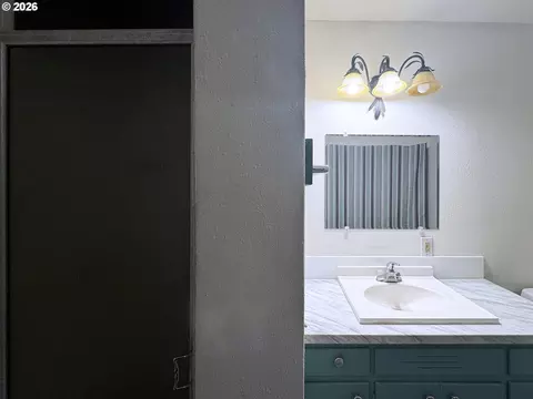 Bath - 1180 E 37th Ave, Eugene, OR 97405 photo 5 of 6