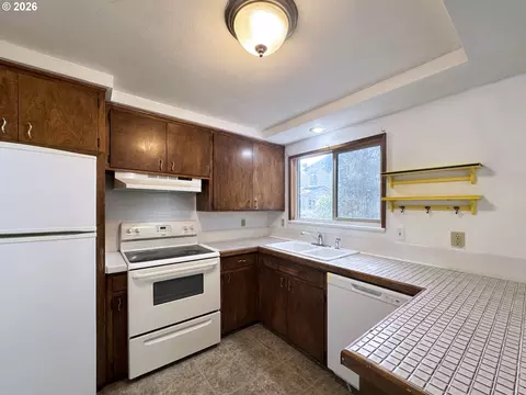 Kitchen - 1180 E 37th Ave, Eugene, OR 97405 photo 2 of 6