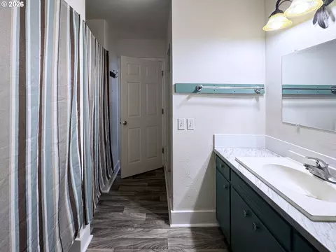Bath - 1180 E 37th Ave, Eugene, OR 97405 photo 6 of 6